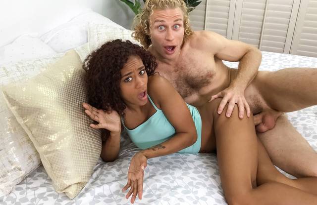 Синий страпон - подходящая игрушка для любого пола. Синий страпон - подходящая игрушка для любого пола.