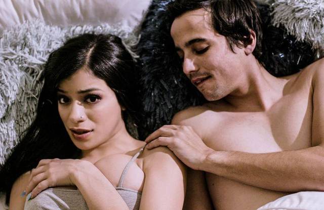 Подозрительный сводный братец ворвался посреди ночи. Подозрительный сводный братец ворвался посреди ночи.