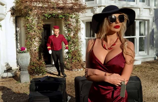 Гламурная стерва трахается с носильщиком чемоданов в отеле