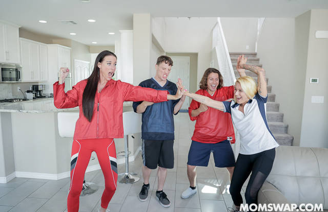 Матери футболистов подставили им свои мокрые ворота